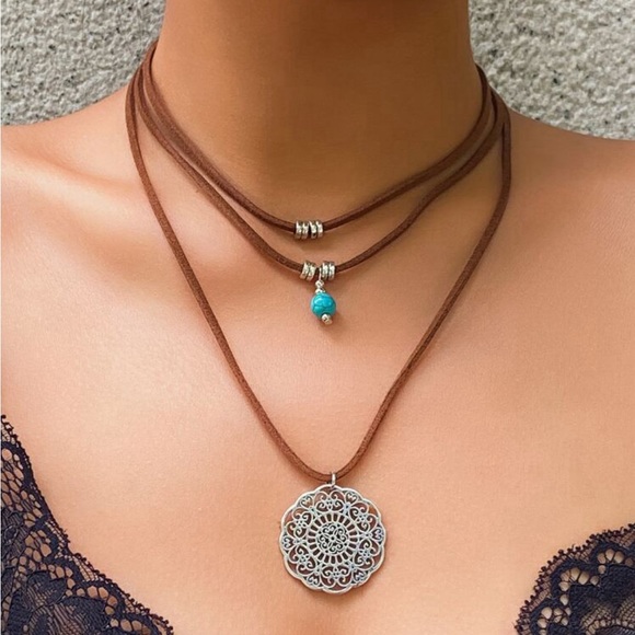 Jewelry - Boho layered flower disc necklace. New.